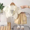 Novo Conjunto de Verão para Meninos 2026, Estilo Verão Fino para Crianças Pequenas, Conjunto de Roupas Estiloso, Camisa, Manga Curta, Shorts, Conjunto de Três Peças