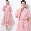 Foto Real de um Vestido Romântico Estilo Francês com Bordado Floral Tridimensional, Gola Alta, Mangas Longas, Acinturado, Vestido Elegante e Emagrecedor de Corte A