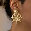 Un par de elegantes pendientes geométricos de diseño starburst para mujer para la elegancia cotidiana