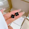 [Aço titânio de corpo inteiro] Brincos Mori de quatro folhas de estilo minimalista brincos frios para homens e mulheres personalidade temperamento brincos de banquete