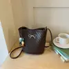 2026 Verano Nuevo Modelo Patrón Tejido Diseño de Nicho Bolso de Mano para Mujer Bolso Cubo de Color Sólido de Alto Valor Bolso de Hombro Único