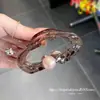 Pinza Pequeña de Garra con Pedrería Perla Rosa Pinza para el Cabello con Letra Nuevo Toque de Alta Gama Parte Posterior de la Cabeza Recogido Pinza de Tiburón Accesorios para el Cabello