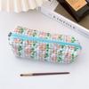 Estuche para lápices con diseño floral de algodón acolchado estilo ins, bonito estuche de almacenamiento, bolso de papelería para estudiantes de primaria y secundaria, gran capacidad, bolso de cosméticos de gran apariencia.