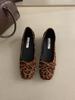 Sapatos de Ballet com Laço 2024 Novo Bico Quadrado Salto Grosso Camada Única Feminino Retro Estampa de Leopardo Mary Jane Bico de Porco Sapatos de Leite