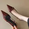 Sandalias cerradas de punta fina estilo francés en charol para mujer, 2026 nuevo estilo de hada retro versátil tacón de aguja sin espalda