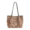 2026 Bolso Tote Nuevo Estilo Retro Estampado de Leopardo para Mujer Gran Capacidad Piel Suave Bolso de Hombro Estilo Coreano Versátil para Viajes Bolso Grande