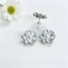 Brincos de Tarraxa Flor de Pérola Falsa com Gotejamento de Óleo de Luxo Leve de Alta Qualidade para Mulheres Cobre Design Simples de Nicho Sentido de Design Brinco de Pétala