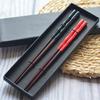 Palillos japoneses puntiagudos para parejas, recién llegados, en caja de regalo, creativos palillos de madera con polvo dorado rojo y negro.