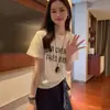 Un Conjunto Completo de Atuendo Ootd: Conjunto de Dos Piezas con Camiseta de Manga Corta Estampado de Letras Estilo Coreano y Bufanda de Seda, Falda de Longitud Media