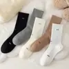Calcetines Altos Estilo Universitario para Mujer Calcetines de Tubo Largo Otoño e Invierno Calcetines de Algodón Casual Deportivos Versátiles Color Sólido Calcetines Color Café con Letras Estilo Japonés