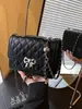 Bolso de cadena de moda con patrón de diamantes para mujer, nuevo modelo de verano 2026, bolso pequeño de un solo hombro cruzado, bolso cuadrado pequeño popular de moda para el día a día