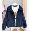 Otoño 2026 Nuevo Estilo Casual con Capucha de Color Caramelo Diseño de Nicho Versátil Chaqueta Juvenil Abrigo Corto para Mujer Top