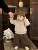 Roupa de Bebê Estilo Coreano Cardigã de Tricô 2026 Primavera e Outono Novo Suéter Cinza de Alta Qualidade Roupa Externa Infantil