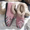 Sapatos de Algodão com Saltos Bordados, Sapatos Peludos para Meia-Idade e Idosos, Estilo Étnico Quente, Confortáveis Sapatos de Algodão Macios com Solado Flexível para Mães, Personalizáveis