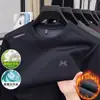 Moletom de Lã e Seda com Manga Longa para Homem, Novo Estilo de Inverno, Forrado com Fleece, Luxo Leve, Toque de Alta Qualidade, Camiseta Masculina de Manga Longa, Camada Base