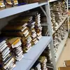 Manejo Urgente de un Lote de Libros Antiguos de Edición Antigua, Copias Manuscritas Cosidas con Hilo, Pergaminos Antiguos Estilo Vintage y un Juego Completo de Artículos de Decoración para el Hogar
