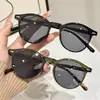 Óculos de Sol Redondos Estilo Europeu e Americano com Proteção UV, Decoração de Rebite Tartaruga, Protetor Solar para Dirigir, Óculos de Sol com Proteção Solar para Mulheres, Sensação de Alto Padrão