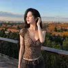 Camiseta feminina de verão 2026, estilo retrô americano, estampa de leopardo, decote V, manga curta, ombro a ombro, justa na cintura, modeladora, top hot girl