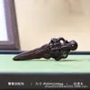 Pingente de espada Taotie esculpido em sândalo, apresentando uma face semelhante à de uma fera, usado como acessório de chaveiro de celular; fabricante de tais acessórios