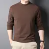 Camiseta térmica negra para hombre, ideal para primavera y otoño, de manga larga, cuello redondo y corte holgado, perfecta para ocasiones formales.