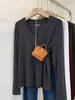 Camiseta popular de este año con cuello en V y manga larga para mujer, suave y cómoda, top interior versátil, elegante para ir al trabajo, capa base de otoño