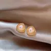 Brincos de Pérola Enrolados em Metal Torcido Design Francês Elegante Versátil Modernos para Mulheres