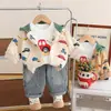 Nuevo Conjunto de Ropa Otoñal para Niños Estilo Coreano, Ropa Elegante para Bebés para Primavera y Otoño, Atractivo Conjunto de Tres Piezas con Diseño de Coche Estampado Completo
