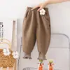 Calça Elegante de Inverno para Menina Nova Calça de Lã Fashion com Flor Tridimensional Peça Única de Veludo Calça Fofa Venda Direta