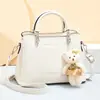Bolsa de Mão Feminina Moda 2025 Nova Casual para Senhoras Bolsa de Ombro Grande Capacidade Couro Macio Multi-Camadas Pingente de Urso Bolsa Feminina