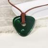 Collar de piedra de la madre fantasma Caroline See, película de anime, regalo para niños, colgante de esmeralda para Halloween, adorno con borde cruzado