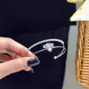 Pulseira Aberta de Zircônia Cravejada com Diamantes em Camada Dupla, Luxo Leve, High-End, Pulseira Exquisita e Elegante, Joia de Mão Moderna e Versátil para Mulheres