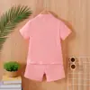 Conjunto de Shorts para Niños con Camisa Rosa Abierta y Camiseta y Conjunto a Juego con Cintura Elástica, Ropa Infantil Estilo Verano, Elegante