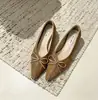 Sapatos de salto anabela estilo coreano com design patchwork, apresentando um detalhe de laço estiloso, para mulheres, nova coleção outono/inverno 2026, material camurça, estilo retrô de salto médio