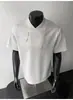Camiseta de Verano de Marca de Moda con Cremallera Asimétrica, Cuello en V, Manga Corta para Hombre, Corte Holgado Casual, Diseño Simple, Estilo Moderno, Top