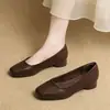 Sapatos femininos de sola macia com bico quadrado estilo francês, novo estilo outono 2026, sapatos baixos de couro, sapatos slip-on femininos de couro macio, sapatos confortáveis para mães