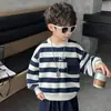 Moletom listrado masculino para primavera e outono com bolsos tridimensionais, estilo coreano, jaqueta casual estilosa e legal para crianças