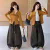 Roupas infantis para meninas 2026 outono novo estilo, conjunto casual de outono com cardigã com zíper e estampa de letras para crianças de tamanho médio e grande e calça de perna larga