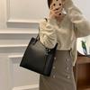 2024 Novo Design Sense Moda Couro Macio Bolsa Feminina Tote Bag Portátil de Grande Capacidade Retro Commuter Bolsa de Ombro