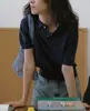 Top de seda helada color albaricoque estilo francés con hombros descubiertos y cuello polo para mujer, delgado de verano, único y chic, camiseta de punto dulce y picante de manga corta