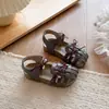 Sandálias Infantis 2026 Verão Novo Estilo Meninas Laço Vazado Sapatos de Princesa Meninas Pequenas Tecidas Sola Macia Sapatos Romanos