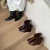 Botas de tornozelo plataforma femininas para aumentar a altura, coleção primavera/outono 2026, botas de cano único com bico fino, adequadas para combinar com saias, botas finas de salto alto
