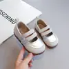 Sapatos esportivos de couro para meninas, mocassins rasos estilo coreano para meninas, novo modelo outono 2026, sapatos casuais da moda para crianças mais velhas