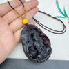 Pingente Guanyin Esculpido Otimizado com Sangue de Dragão, Etiqueta Translúcida Preta, Escultura Guanyin de Âmbar Sangue Birmanês para Homens e Mulheres