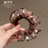Elegante y versátil scrunchie color café perla, añade un toque de sofisticación, adecuado para coletas, chongos y el uso diario.