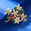 Broche Decorativo Tendencia en Tiktok Nuevo Estilo 2025 Pin Doble C Inspirado en Chanel Camelia de Abuela Perla Accesorio para Mujer