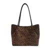 Bestseller de comercio electrónico transfronterizo: bolsa de terciopelo con estampado de leopardo para madre e hijo, bolsa de mano de gran capacidad, bolsa de mano simple de gamuza