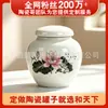 O Pote de Cerâmica Flor de Lótus de Dezhou com Tampa pode ser usado como pote para pasta medicinal, chá ou armazenamento, e suporta processamento personalizado com base em designs fornecidos.