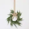 Guirlanda de Natal de Plástico de Cedro e Pinheiro com Laço e Sino Decorações Penduradas para Guarda-Roupa, Direto do Fabricante para Vendas Transfronteiriças