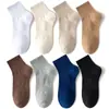 Calcetines de media pantorrilla de color liso, calcetines deportivos de moda, negros, blancos, para estudiantes, primavera, verano, otoño, invierno, resistentes al olor, calcetines largos