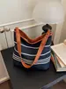 Bolso casual transfronterizo de gran capacidad para mujer, nuevo modelo 2026 bolso cruzado, bolso tipo cubo versátil para hombro para estudiantes universitarios y para ir al trabajo
